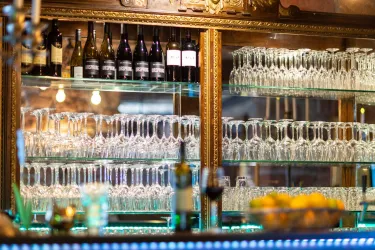 6_Gläserregal (© Weinbar Caveau)