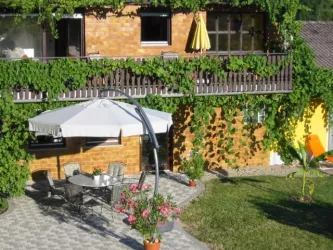 Blick auf unsere Ferienwohnung mit Balkon (© Achim Cuntz)