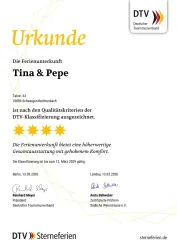 Dies ist eine Urkunde, die die Qualität der Ferienunterkunft "Tina & Pepe" bestätigt. Die Unterkunft wurde mit fünf Sternen ausgezeichnet und bietet gehobenen Komfort.