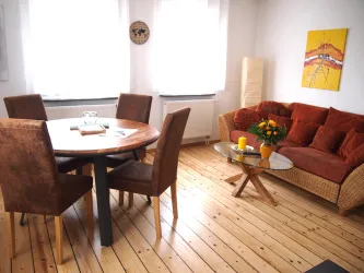 MG Wohnzimmer Esstisch und Sofa ab Tür