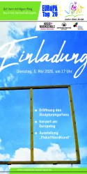 Ein einladendes Plakat mit blauem Himmel und Wolken. Es kündigt Veranstaltungen am Europatag an, einschließlich der Eröffnung eines Skulpturengartens.
