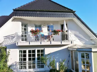 Blick auf den Balkon der Wohnung Blau