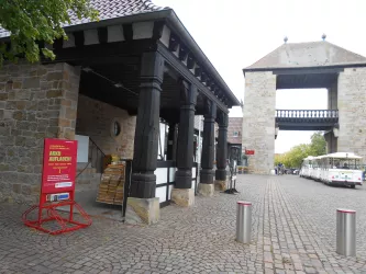 Deutsches Weintor / E-Bike Ladestation (© Tourismusverein SÜW Bad Bergzabern e.V.)