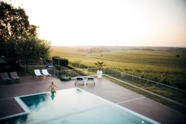 Swimmingpool mit Weinbergsblick