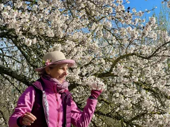 Gudrun Stübinger-Kohls unter dem Mandelbaum