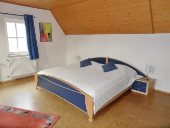 Bequemes Bett (2x2 m, verstellbare Lattenroste)