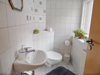 Separates Tageslicht-WC in der Wohnetage