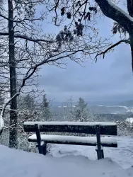 Aussichtspunkt mit Schnee