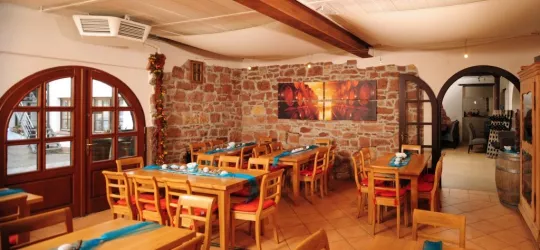Uriger Gastraum im Weingut Stübinger