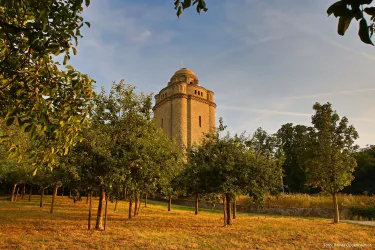 Bismarckturm mit Obstbäumen (© Rainer Oppenheimer/Stadt Ingelheim)