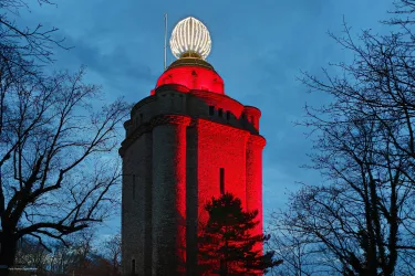 Bismarckturm im Advent - Ingelummer Kerz 1 (© Rainer Oppenheimer/Stadt Ingelheim)