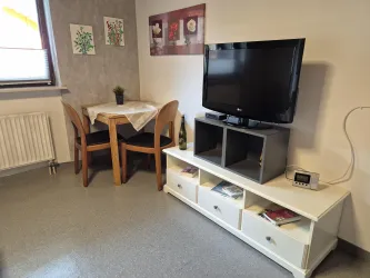 1. Schlafzimmer mit einem großen Doppelbett und zwei Nachttischen. Die Wände sin