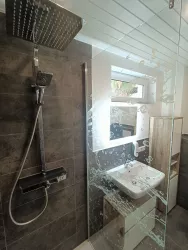 Bad Wellness Dusche, WC, Handtücher, Badetücher