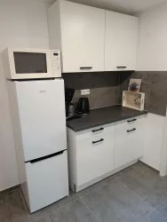 Voll ausgestattete Küche, Kühlschrank, Kaffeem.