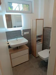 Bad Wellness Dusche, WC, Handtücher, Badetücher