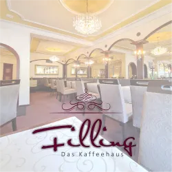 Ein elegantes Café mit stilvollen Möbeln und einem einladenden Ambiente. Die Decke ist mit schönen Kronleuchtern geschmückt.