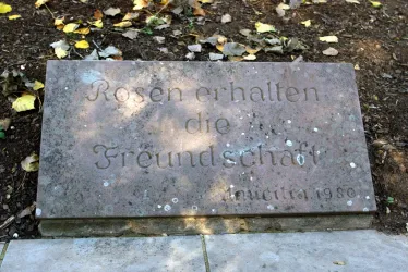 Gedenktafel Wildrosengarten Zweibrücken (© Archiv Kultur- und Verkehrsamt Zweibrücken)