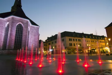 Wasserspiele_Alexanderplatz_illuminiert_rot