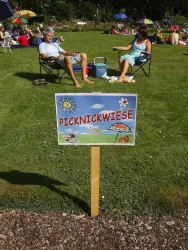 Picknick im Park im Rosengarten Zweibrücken (© Archiv Kultur- und Verkehrsamt Zweibrücken)