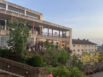 VR-Bank Terrasse on weitem, Lichter, Party und Abendstimmung