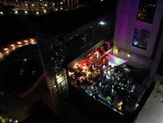 Sunset Lounge Drohnenbild bei Nacht von oben