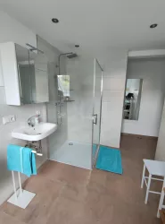 Badezimmer mit Dusche