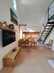 Wohnraum mit Treppenaufgang zum 2. Schlafzimmer