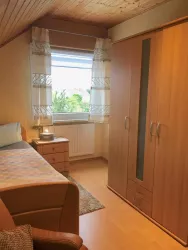 Ferienwohnung Wick - Einzelschlafzimmer/Schrank (© Archiv: Ferienwohnung Wick)