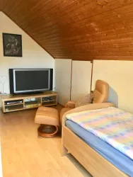 Ferienwohnung Wick - Einzelschlafzimmer/Fernseher (© Archiv: Ferienwohnung Wick)