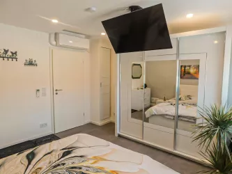 PS-Erlehof Schlafzimmer mit ausfahrbarem TV-Gerät