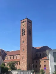 Der Turm der Kirche St. Anton in Pirmasens.