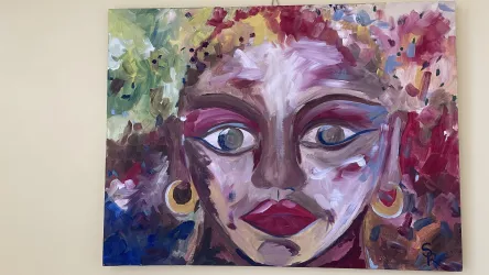 Ein farbenfrohes Gemälde eines Gesichts mit großen Augen und auffälligen Lippen. Die bunten Strukturen im Hintergrund verleihen dem Bild eine lebendige Atmosphäre.