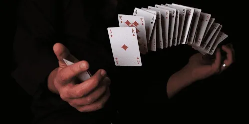 Zwei  Hände und ein Kartenspiel.