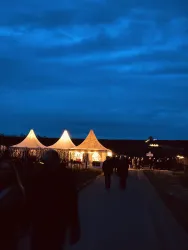 Beleuchtete Pavillions auf dem Wanderweg bei Nacht.