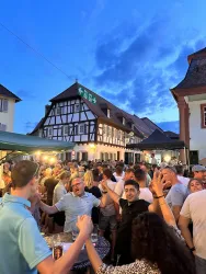 Feiernde Gäste auf dem hist. Marktplatz