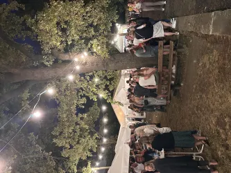 Gäste bei Nacht im beleuchteten Retzerpark.