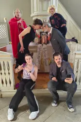 Sechs Schauspieler des Theaterstücks Kalter weißer Mann in einer Kirche am Altar