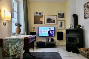 TV-Audio-Zimmer mit Schreibtisch u. Sofa