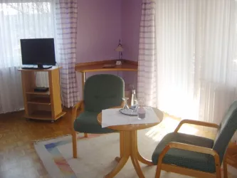 Weisbrod - Zimmerbeispiel 2 Schreibtisch und TV (© Weingut Weisbrod)