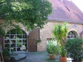 Bürgersaal Von -Busch-Hof mit Eingangstür und begrüntem Innenhof