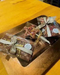 verschiedene Schokoladentafeln weihnachtlich dekoriert