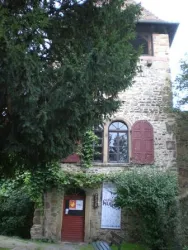 Der Casinoturm an der Stdatmauer von Freinsheim. In diesem Turm befindet sich das Freinsheimer Theater.