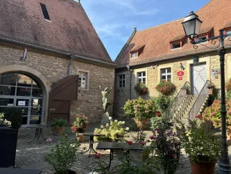 Innenhof des Von-Busch-Hof mit Eingang zur Zehntscheune und dem Restaurant