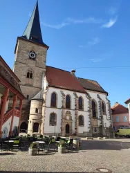 Der Marektplatz und die protestantische Kirche von Vorne fotografiert.