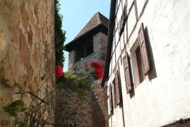 Casinoturm - Ansicht durch Altstadtgasse (© Urlaubsregion Freinsheim)