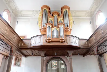 Orgel in der prot. Kirche mit Empore und Eingangsportal