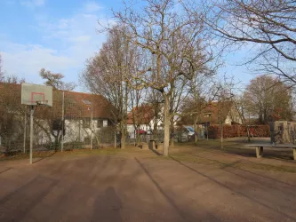 BasketballKorb, Tischtennisplattte (© EM/Urlaubsregion Freinsheim)