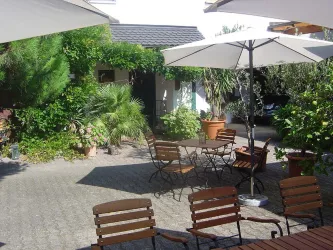 Weingut Oßwald-Gaul - Hofterrasse (© Weingut Oßwald-Gaul)