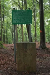 Dreieckstein mit Infotafel (© Julia Bingeser, FVZV Pfälzer Bergland)