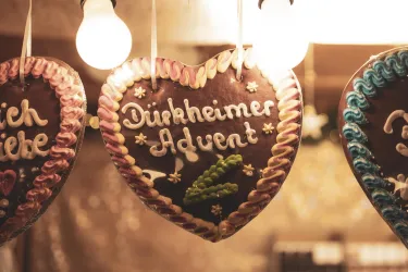 Ein Herz aus Lebkuchen mit der Aufschrift "Dürkheimer Advent". Die bunten Zuckerdekorationen machen es zu einem festlichen Hingucker.